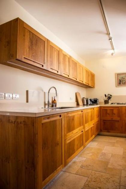 Amazing 3BR Spacious With Balcony 8th Floor - image 4