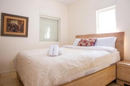Amazing 3BR Spacious With Balcony 8th Floor - image 5
