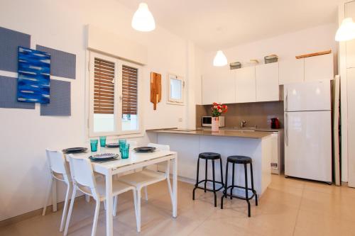 Trendy with balcony on Sheinkin by FeelHome - image 3