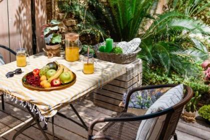 Sea Breeze Garden Apt 4 mins to the Beach by Sea N' Rent - image 1