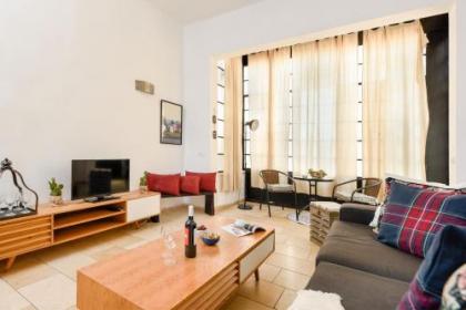 Sea Breeze Garden Apt 4 mins to the Beach by Sea N' Rent - image 20