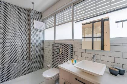 Trust Inn - Allenby Lovely apt Balcony & Parking - image 4