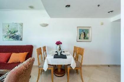Awesome 1BR apartment with Amazing Balcony - image 13