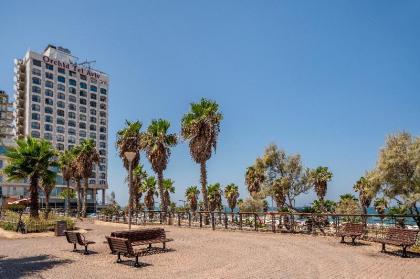 Stylish Studio Apt w/ Balcony Close to The Beach - image 5