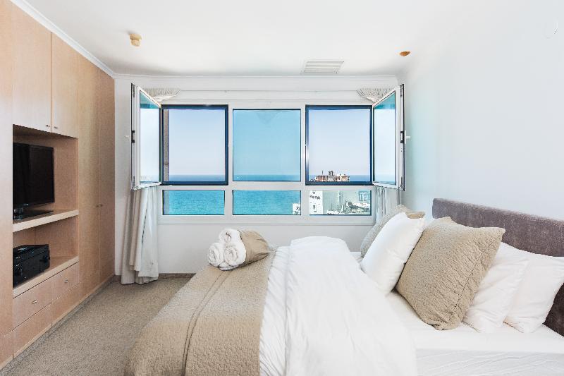 Luxurious Apartment With Panoramic Sea View - image 4