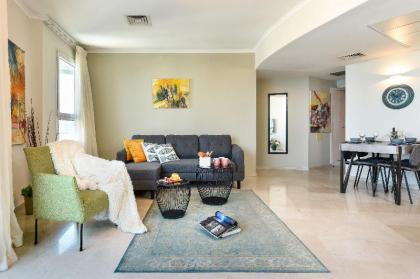 Beautiful Apt w/ Balcony and Panoramic Sea View - image 3