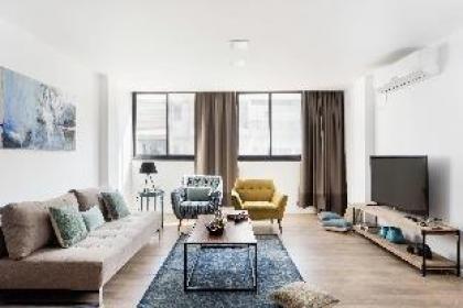High Quality Designed 3 BR Apartment Hayarkon 185 - image 10