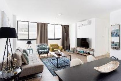 High Quality Designed 3 BR Apartment Hayarkon 185 - image 11