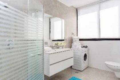 High Quality Designed 3 BR Apartment Hayarkon 185 - image 5