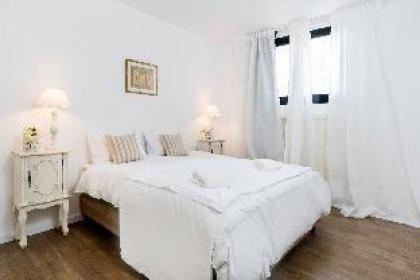 High Quality Designed 3 BR Apartment Hayarkon 185 - image 6