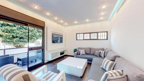 Spacious 3-BR with Terrace in Dizengoff - main image