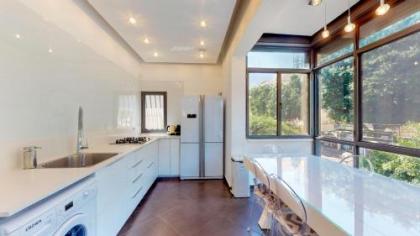 Spacious 3-BR with Terrace in Dizengoff - image 11