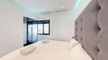 Spacious 3-BR with Terrace in Dizengoff - image 16