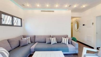 Spacious 3-BR with Terrace in Dizengoff - image 4