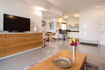 Stylish 3 BR w/ Amazing Balcony and Parking - image 2
