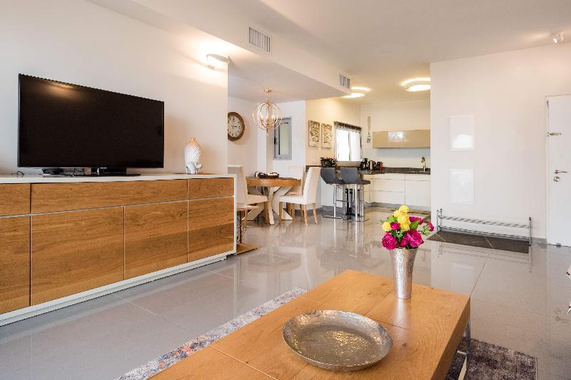 Stylish 3 BR w/ Amazing Balcony and Parking - image 2