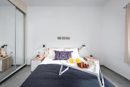Quiet Street in a Central Location Classic Apt by Sea N' Rent - image 9