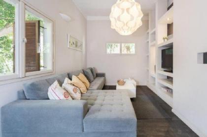FEW MN WALK FROM GORDON BEACH - 34 FRUG ST