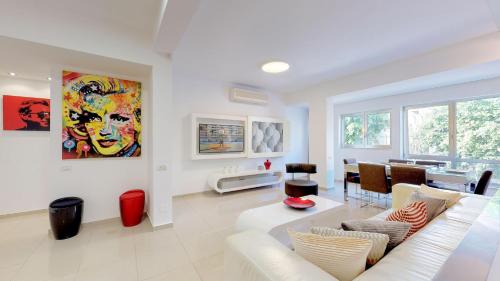 Relaxing 3BR in Ben yehuda 66 by HolyGuest - main image