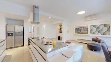 Relaxing 3BR in Ben yehuda 66 by HolyGuest - image 8