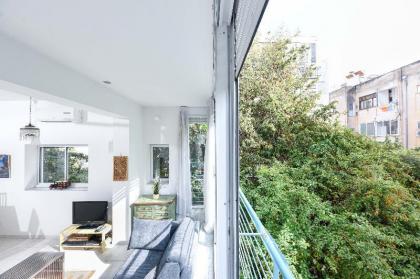Bright & Green w/ Lots of Style & Super Quiet