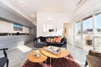 BRIGHT & CHIC w/ SUNNY BALCONY - BEN YEHUDA 204 - image 20