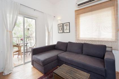 LOVELY 1BR WITH A NICE BALCONY - 83 GORDON (back)