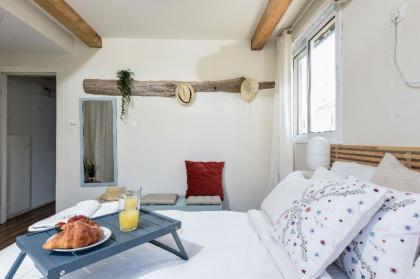 Captivating Apartment With Balcony and Roof Top - image 11