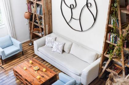Captivating Apartment With Balcony and Roof Top - image 3
