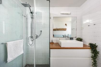 Captivating Apartment With Balcony and Roof Top - image 4