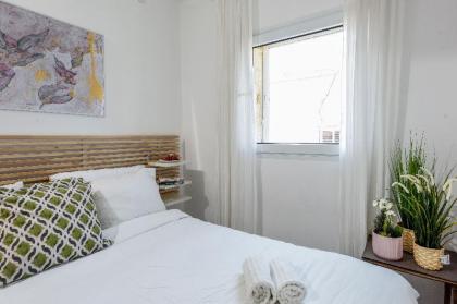 Captivating Apartment With Balcony and Roof Top - image 6