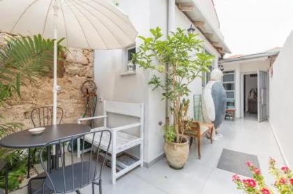 Stylish 2BR Apt w Private Garden in Prime Location by Sea N' Rent - image 1