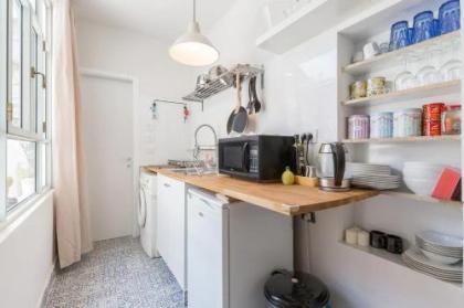 Stylish 2BR Apt w Private Garden in Prime Location by Sea N' Rent - image 10