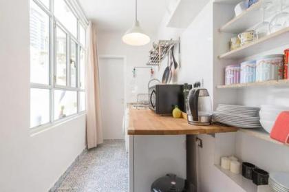 Stylish 2BR Apt w Private Garden in Prime Location by Sea N' Rent - image 11