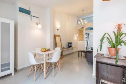 Stylish 2BR Apt w Private Garden in Prime Location by Sea N' Rent - image 13