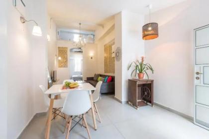 Stylish 2BR Apt w Private Garden in Prime Location by Sea N' Rent - image 14