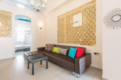 Stylish 2BR Apt w Private Garden in Prime Location by Sea N' Rent - image 3