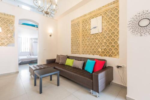 Stylish 2BR Apt w Private Garden in Prime Location by Sea N' Rent - image 3