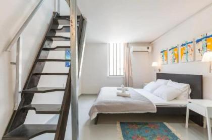 Stylish 2BR Apt w Private Garden in Prime Location by Sea N' Rent - image 4