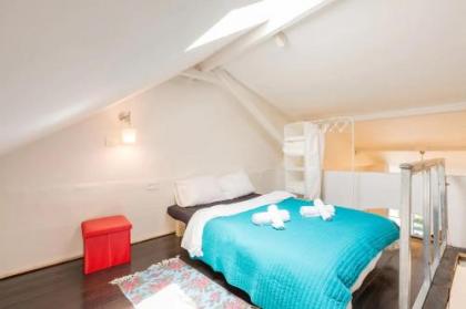 Stylish 2BR Apt w Private Garden in Prime Location by Sea N' Rent - image 6