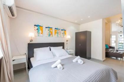 Stylish 2BR Apt w Private Garden in Prime Location by Sea N' Rent - image 7