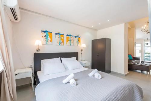 Stylish 2BR Apt w Private Garden in Prime Location by Sea N' Rent - image 7
