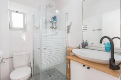 Stylish 2BR Apt w Private Garden in Prime Location by Sea N' Rent - image 8