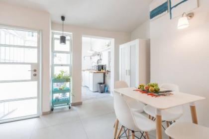 Stylish 2BR Apt w Private Garden in Prime Location by Sea N' Rent - image 9