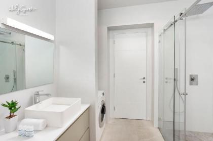 Deluxe Loft 2BR in White City by HolyGuest - image 8