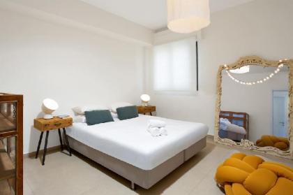 Sophisticated 3BR Penthouse in Jaffa's market - image 10
