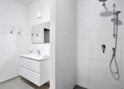 Sophisticated 3BR Penthouse in Jaffa's market - image 11
