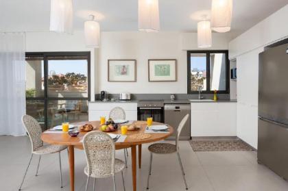 Sophisticated 3BR Penthouse in Jaffa's market - image 14