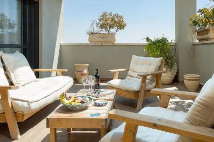 Sophisticated 3BR Penthouse in Jaffa's market - image 15