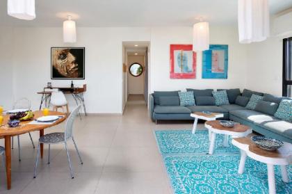 Sophisticated 3BR Penthouse in Jaffa's market - image 16